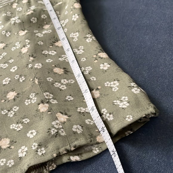 Flirty FEMME super flattering Reformation sage grewn floral puff sleeve top 4 💕 - Picture 8 of 8